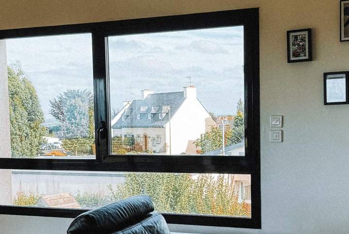 Fenêtre aluminium anthracite à double vitrage acoustique vue depuis l'intérieur d'un logement résidentiel