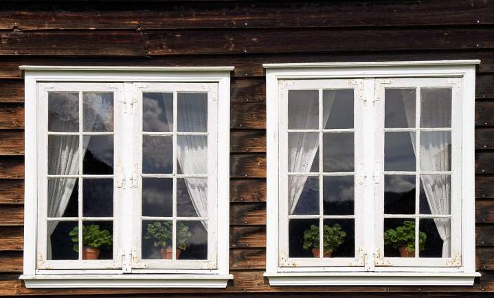 Fenêtre à cadre bois posée en façade, alternative au PVC en secteur protégé