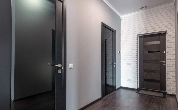 Porte palière d'appartement vue côté logement, bloc-porte blindé à serrure de sûreté
