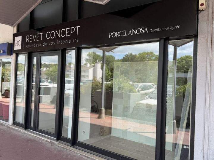 Devanture de magasin à cadre noir, quatre vitrages fixes et porte vitrée à deux vantaux, agence REVÊT' CONCEPT